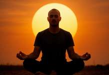 Meditación del Sol… Conecta con la Energía Vital Hombre meditando al atardecer