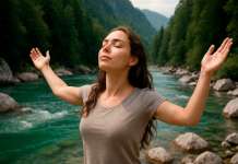 Observar la Respiración … El inicio del Silencio interior Mujer en la naturaleza observando la respiración