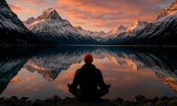 Inducción a la Relajación consciente … Recorrido del cuerpo Hombre realizando relajación y meditación en frente a un lao y montañas