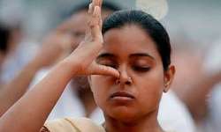 Sistema Hindú para calmar el Dolor de cabeza y el Cansancio Mujer Hindú y calmar el Dolor de cabeza y el Cansancio