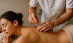 Meridianos del Cuerpo : comprender los Flujos de Energía Mujer recibiendo una sesion de acupuntura