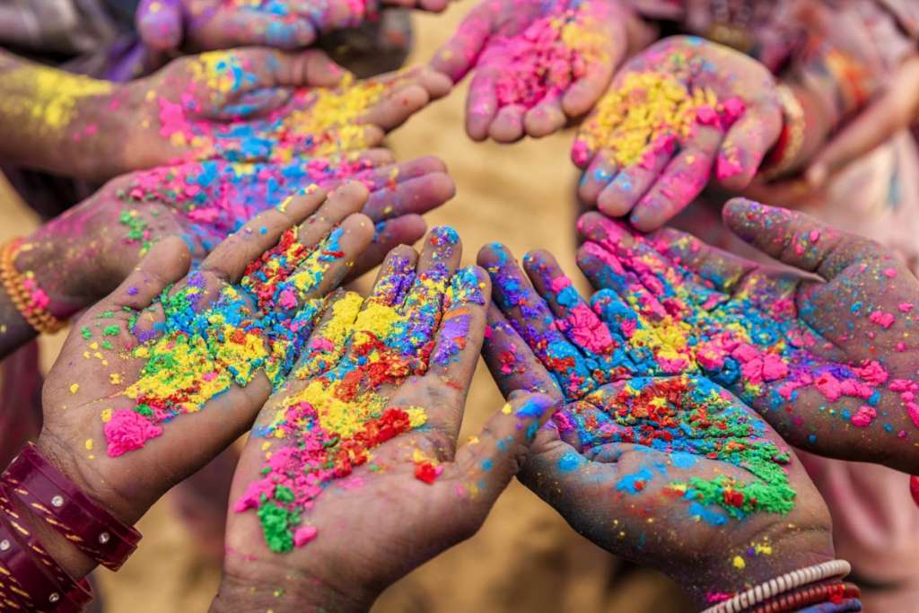 Manos de niños espirituales con polvos de colores