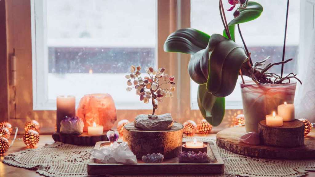 Un altar de meditación con cuarzos, velas, un árbol miniatura, etc... enseñar a meditar a niños