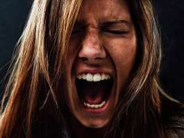 Mujer gritando - Ataques psiquicos y proyección de pensamientos