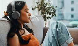 La Música… El lenguaje del Espíritu y del Silencio Mujer escuchando la Música con los ojos cerrados