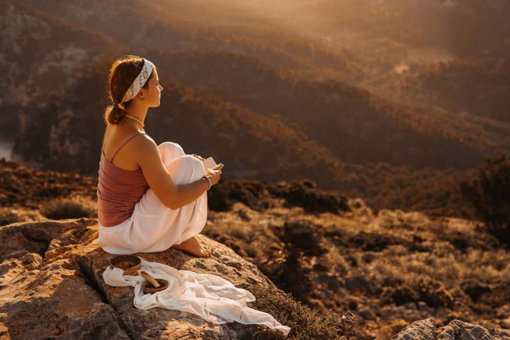 Mujer meditando en la naturaleza. Escuchar los mensajes de nuestro cuerpo