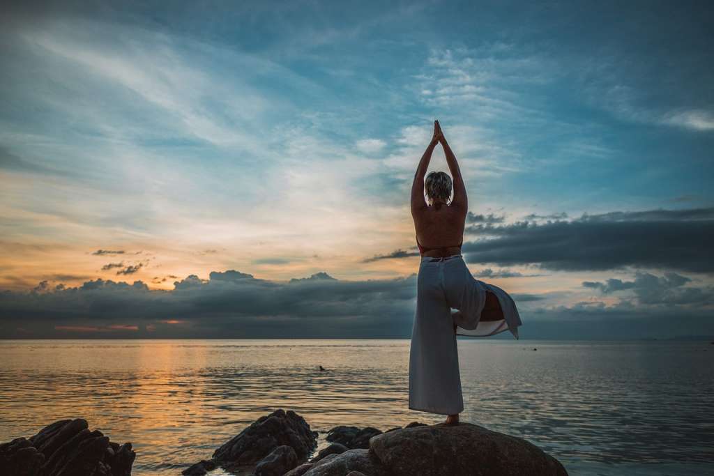 Mujer haciendo yoga en equilibrio