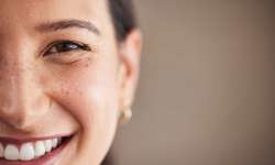 Meditar con los ojos abiertos… Una conexión total Mujer con los ojos abiertos y el meditar con los ojos abiertos