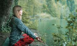 Cerebro y meditación… ¿Qué sucede realmente? Cerebro y meditación. Mujer meditando en un lago