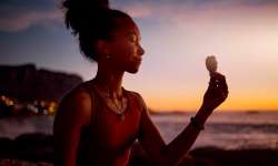 Percibir la energía… Un proceso de aprendizaje Mujer con los ojos cerrados en la playa aprendiendo a percibir la energía