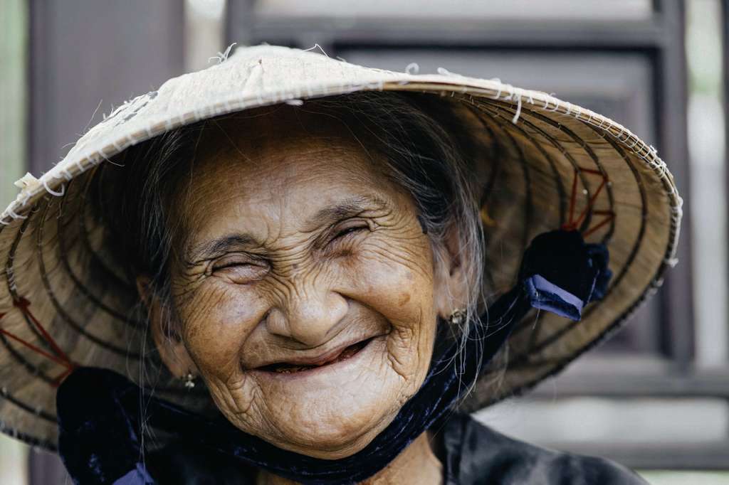 Una anciana sonriendo y la positividad tóxica