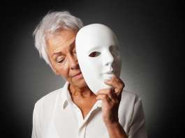 Una mujer detrás de una máscara y la Positividad tóxica
