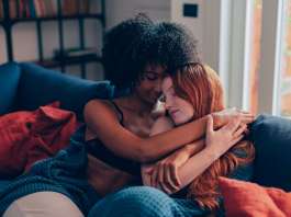 Una pareja de chicas abrazadas en el sofá y los vínculos del alma