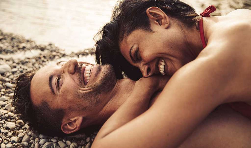 Una pareja tumbados en la playa y los vínculos del alma