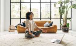 007 Técnicas de respiración – Surya (Solar) Y Chandra (Lunar) Mujer practicando meditación y respiración