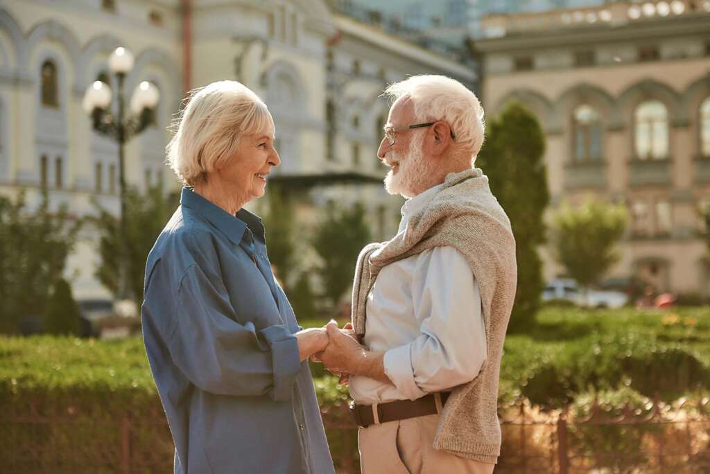 Una pareja de ancianos agarrandose de las manos