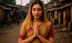 Yo cierro mis Ojos para Ver… ¿Y tú? Mujer india con los ojos cerrados y saludando en Namasté