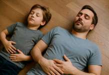 Técnicas de Respiración.. Ejercicios para todas las edades Padre e hijo tumbados practicando tecnicas de respiracion