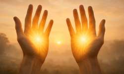 Los Chakras de las Manos … Técnicas de activación Imagen de dos manos en el atardecer con dos luces en las palmas que son los chakras de las manos