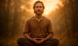 El Discernimiento espiritual … Una brújula para el alma Hombre meditando en la naturaleza sobre el discernimiento espiritual