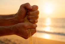 La Avaricia … El Miedo a la escasez Emocional Dos manos agarrando arena que se le escapa por los lados