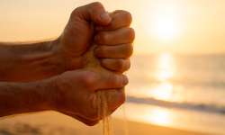 La Avaricia … El Miedo a la escasez Emocional Dos manos agarrando arena que se le escapa por los lados