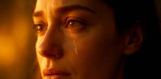 La Envidia … La tristeza de no sentirse suficiente Primer plano de una mujer al atardecer llorando